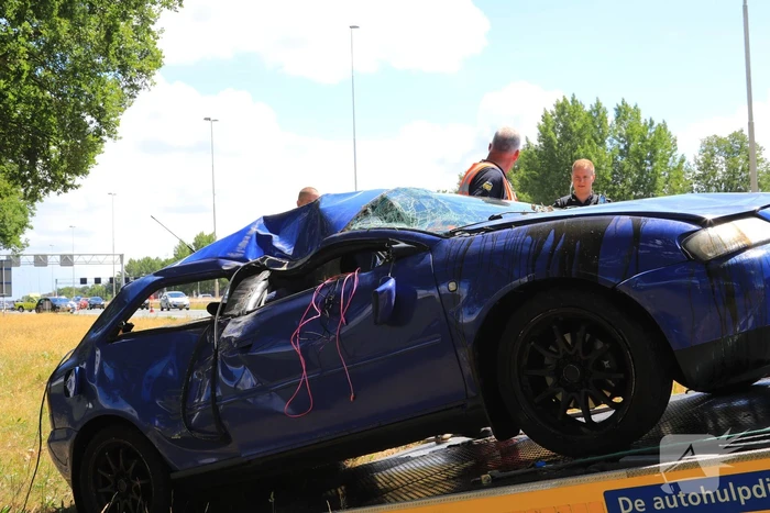 Auto raakt van snelweg en belandt op de kop