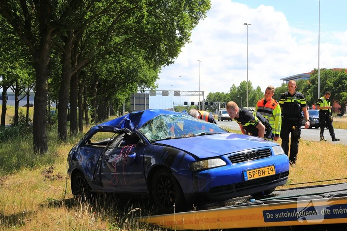 Auto raakt van snelweg en belandt op de kop