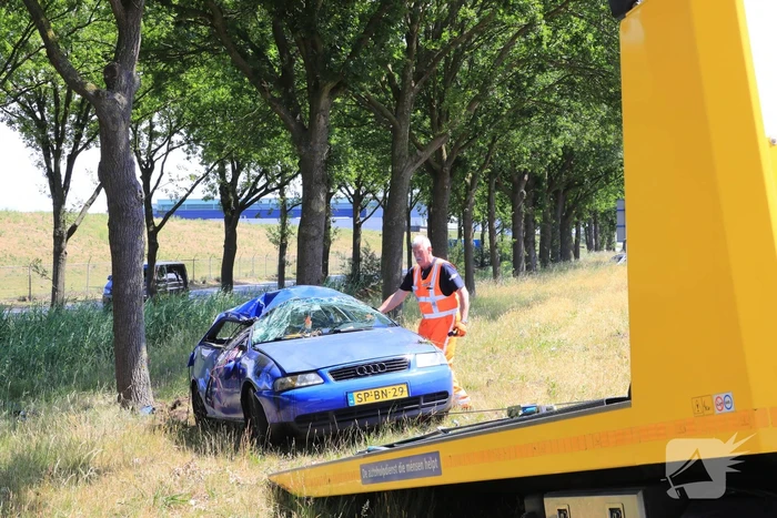 Auto raakt van snelweg en belandt op de kop