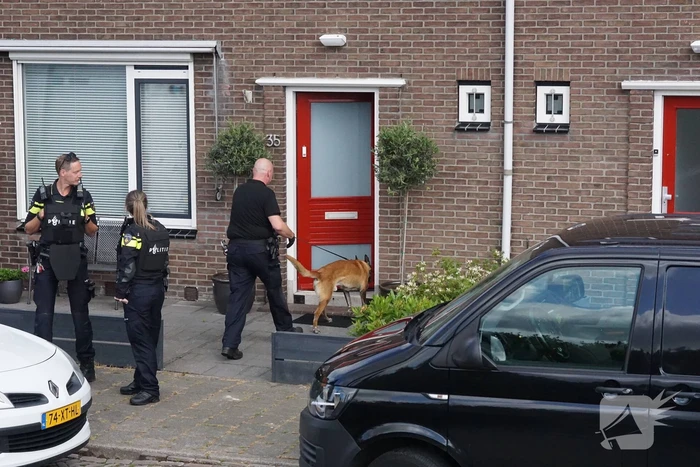 Politie en EOD doen onderzoek in woning