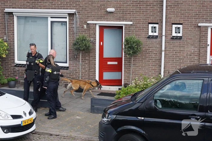 Politie en EOD doen onderzoek in woning