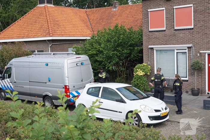 Politie en EOD doen onderzoek in woning