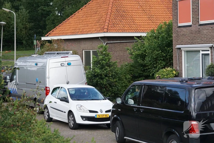 Politie en EOD doen onderzoek in woning