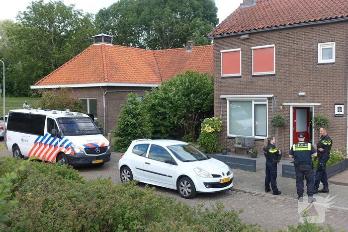 Politie en EOD doen onderzoek in woning