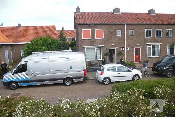 Politie en EOD doen onderzoek in woning