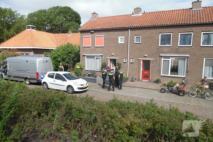 Politie en EOD doen onderzoek in woning