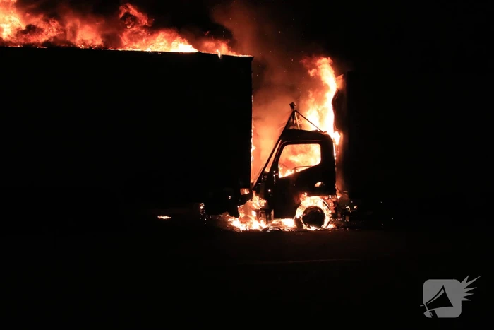 Twee vrachtwagens verwoest door brand