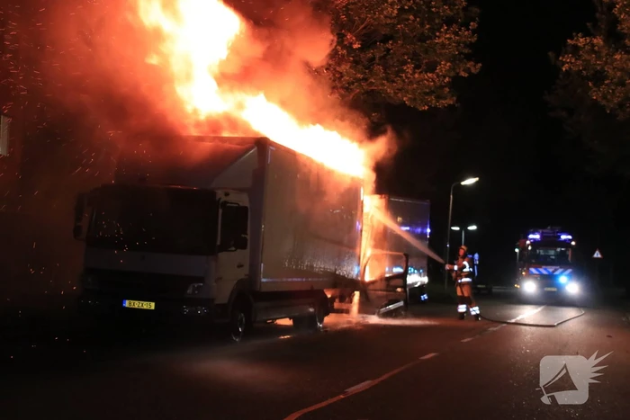 Twee vrachtwagens verwoest door brand