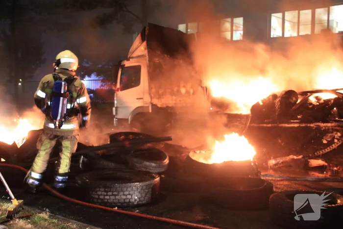 Twee vrachtwagens verwoest door brand