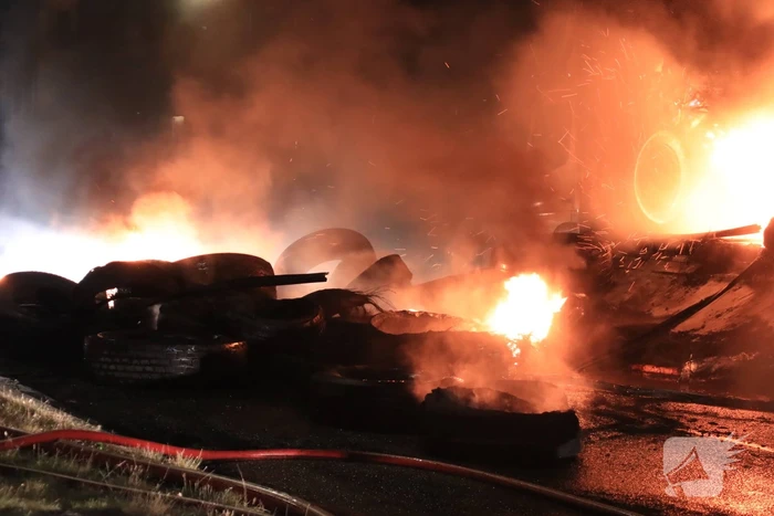 Twee vrachtwagens verwoest door brand