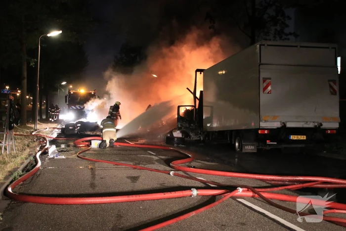 Twee vrachtwagens verwoest door brand