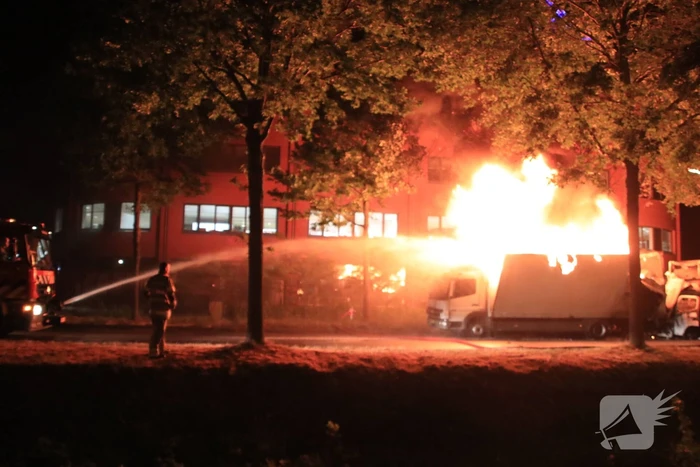 Twee vrachtwagens verwoest door brand