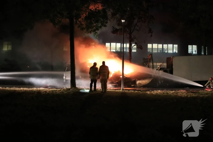 Twee vrachtwagens verwoest door brand