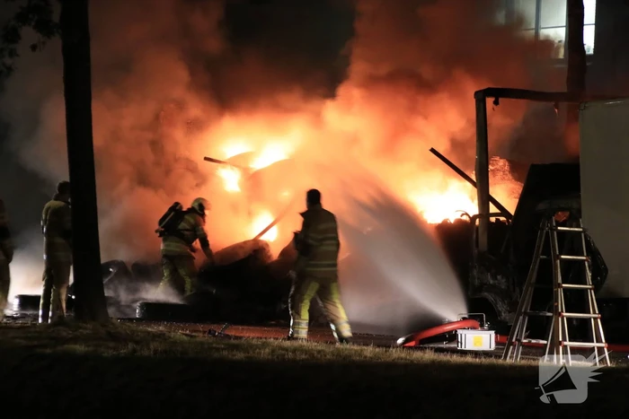 Twee vrachtwagens verwoest door brand