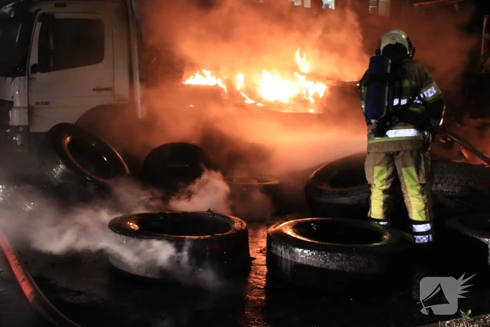Twee vrachtwagens verwoest door brand