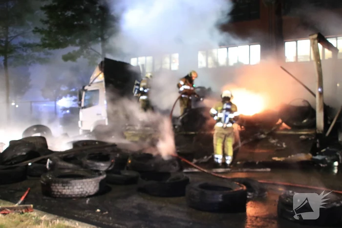 Twee vrachtwagens verwoest door brand