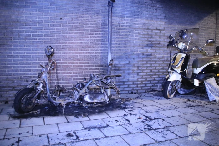 Auto en scooter verwoest door verschillende branden