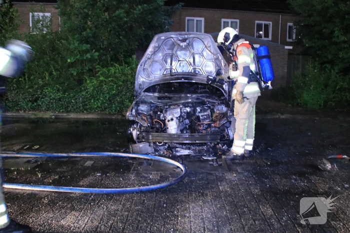 Auto en scooter verwoest door verschillende branden