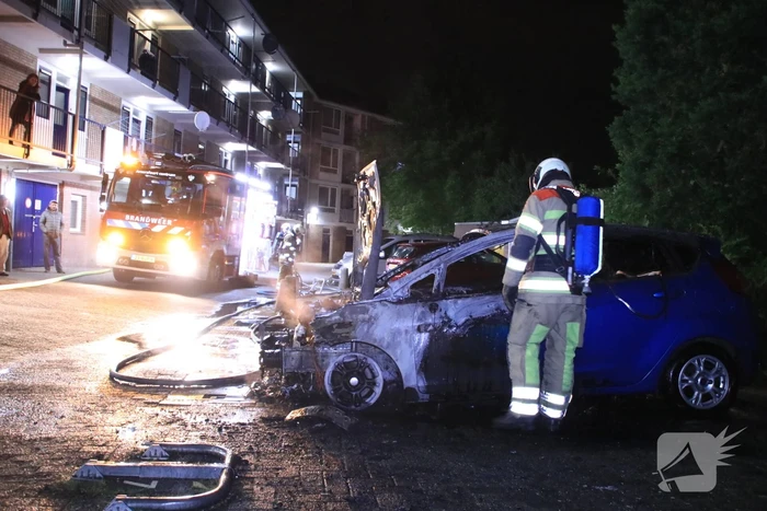 Auto en scooter verwoest door verschillende branden