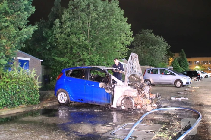 Auto en scooter verwoest door verschillende branden
