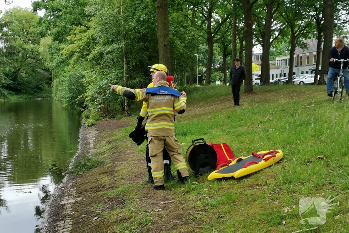 Aalscholver gaat met vishengel vandoor