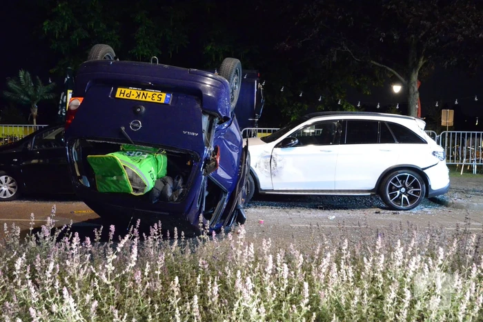 Auto slaat over de kop bij aanrijding, bestuurder aangehouden