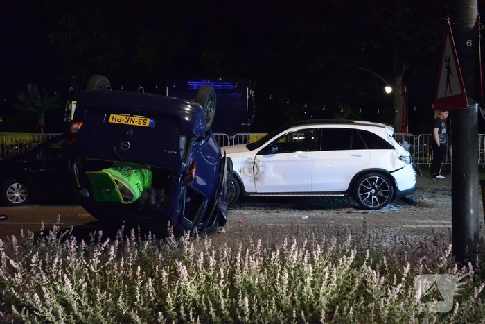 Auto slaat over de kop bij aanrijding, bestuurder aangehouden