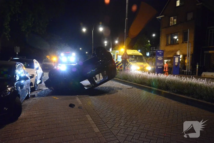 Auto slaat over de kop bij aanrijding, bestuurder aangehouden