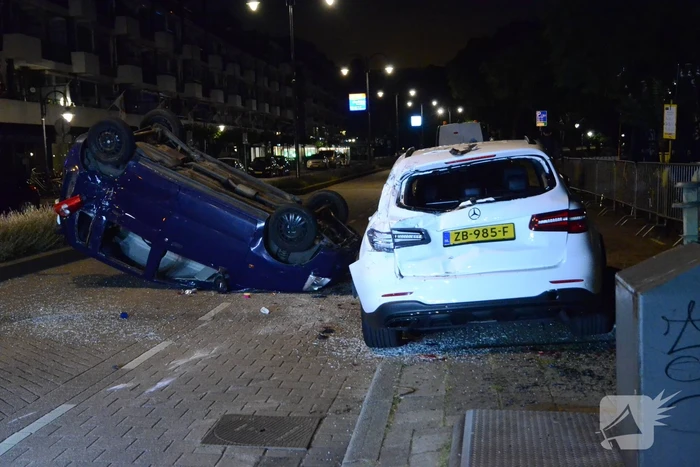 Auto slaat over de kop bij aanrijding, bestuurder aangehouden