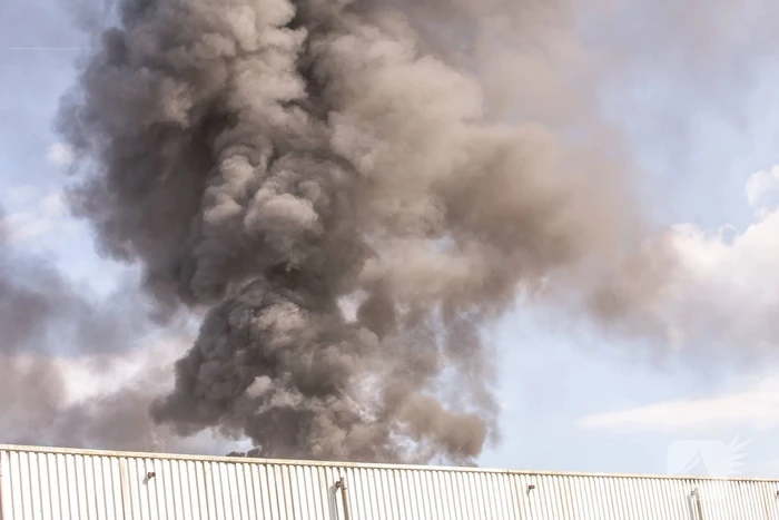 Toegangswegen naar industrieterrein afgesloten wegens brand