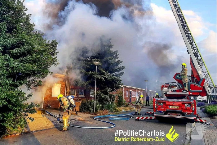 Woning volledig verwoest door uitslaande brand Wielewaal