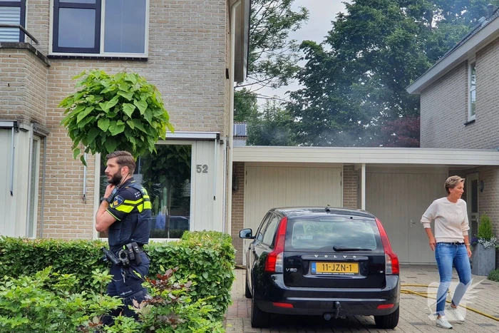 Veel rook bij brand achter garage