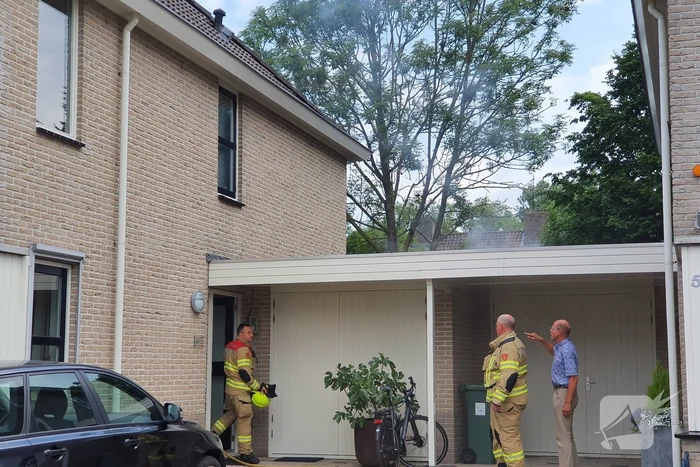 Veel rook bij brand achter garage