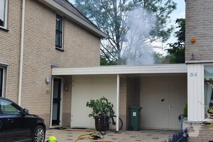 Veel rook bij brand achter garage