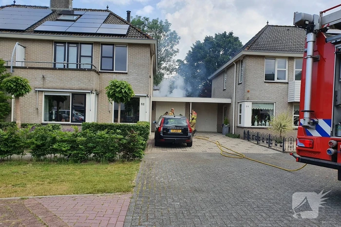 Veel rook bij brand achter garage