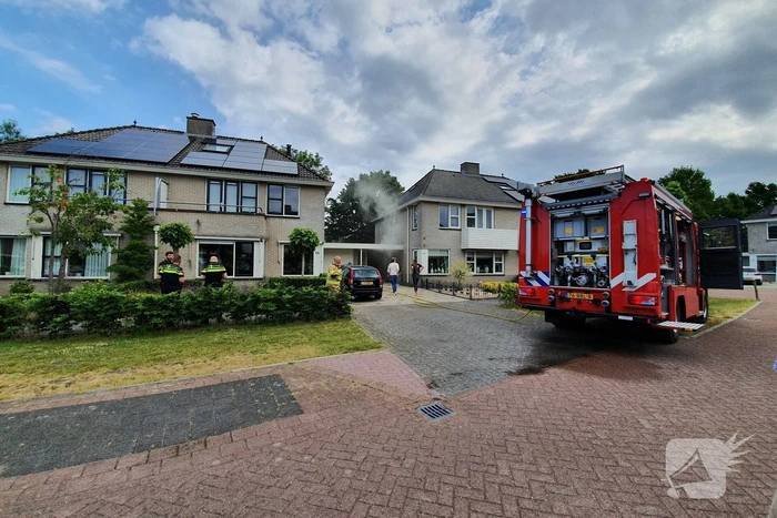 Veel rook bij brand achter garage