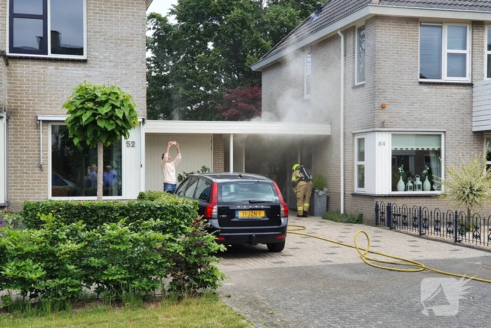 Veel rook bij brand achter garage