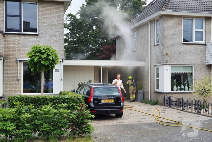 Veel rook bij brand achter garage