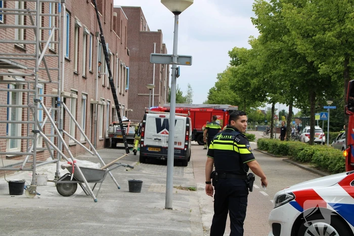 Gloednieuw dak van woning opengezaagd na brand