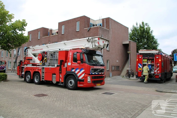 Gloednieuw dak van woning opengezaagd na brand