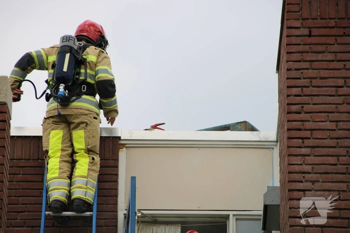 Gloednieuw dak van woning opengezaagd na brand
