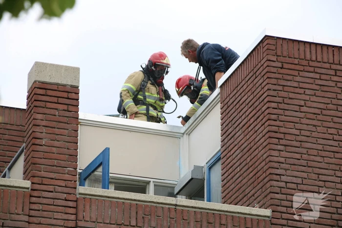 Gloednieuw dak van woning opengezaagd na brand