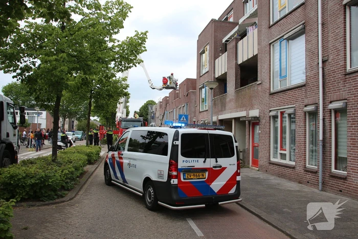 Gloednieuw dak van woning opengezaagd na brand