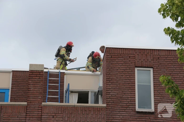 Gloednieuw dak van woning opengezaagd na brand