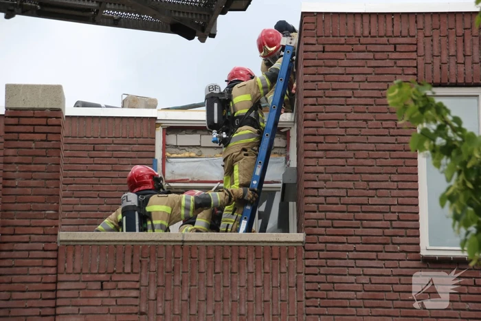 Gloednieuw dak van woning opengezaagd na brand