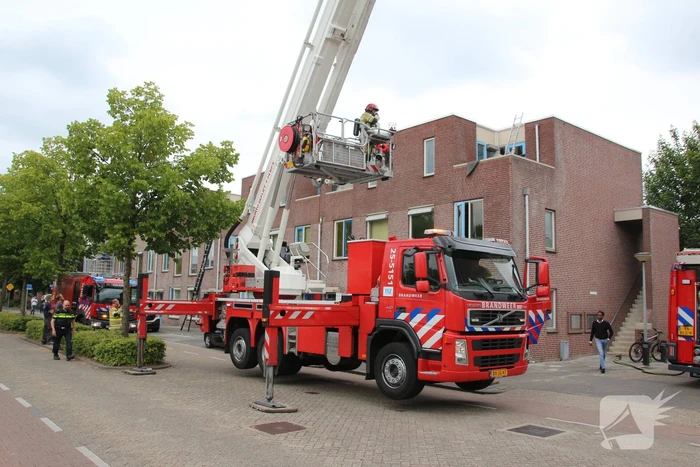 Gloednieuw dak van woning opengezaagd na brand