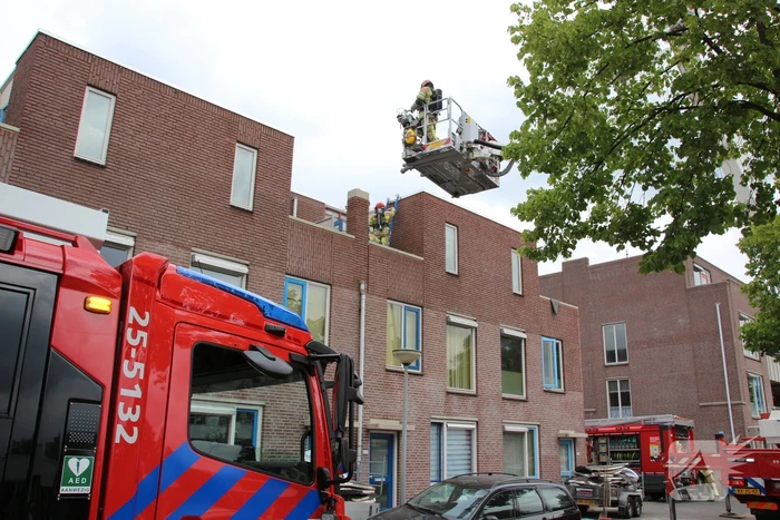 Gloednieuw dak van woning opengezaagd na brand
