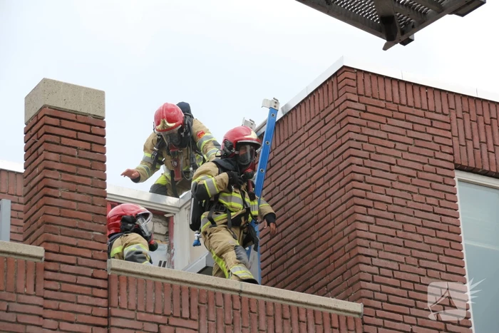Gloednieuw dak van woning opengezaagd na brand