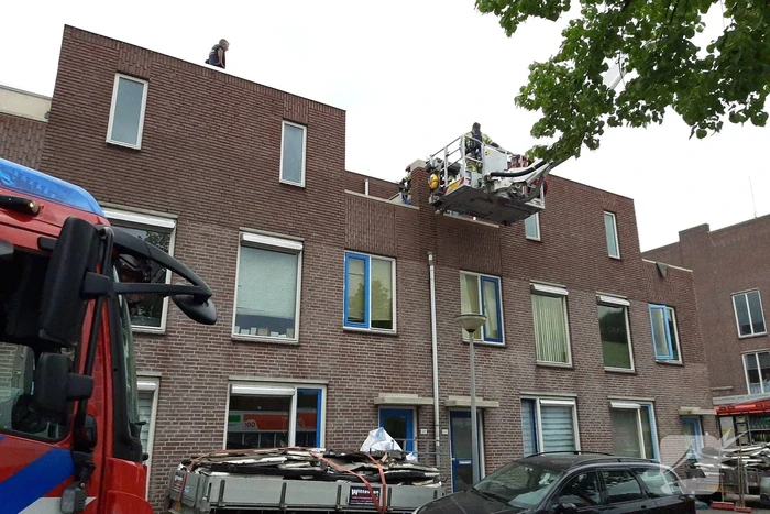 Gloednieuw dak van woning opengezaagd na brand