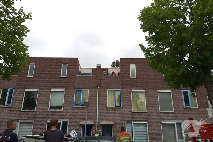 Gloednieuw dak van woning opengezaagd na brand